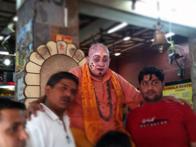 あるレストランのマスコット。怖い・・・