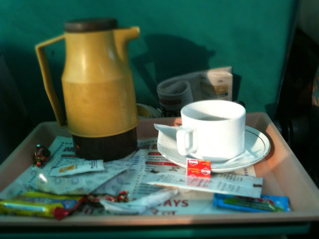 列車での食事。この後、オムレツ、パン、コーンフレーク、コーヒーがでた。