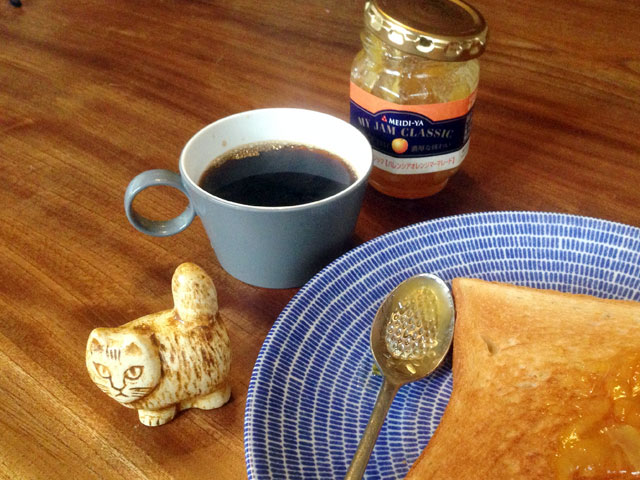 プラスチックのカップでコーヒーを飲んだ