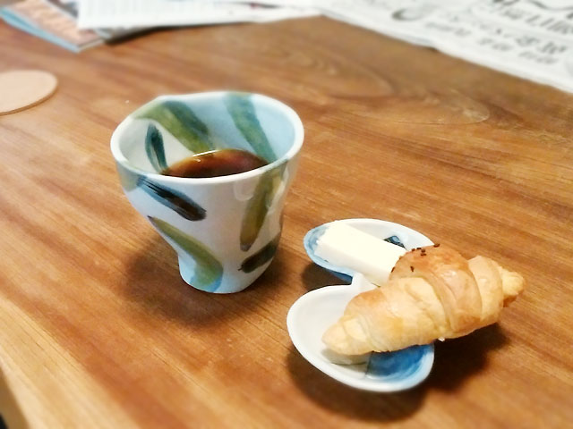 九谷焼で珈琲とクロワッサン