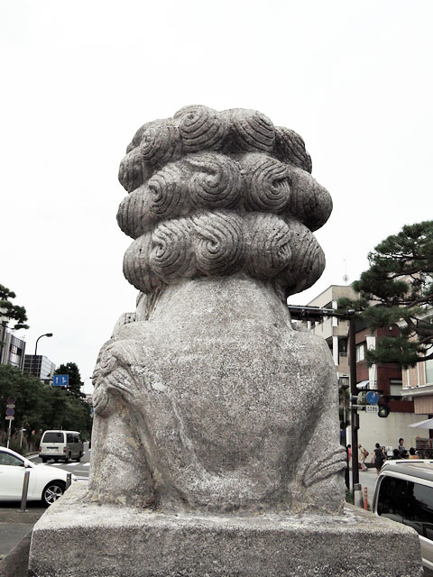 狛犬の後ろ姿