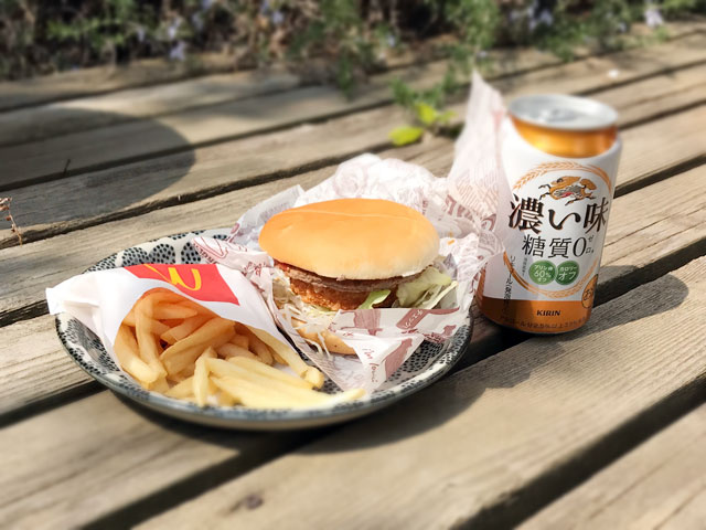 コロッケハンバーガーとポテトとビール