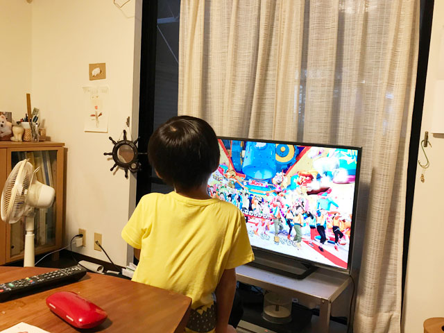 テレビに夢中な甥っ子