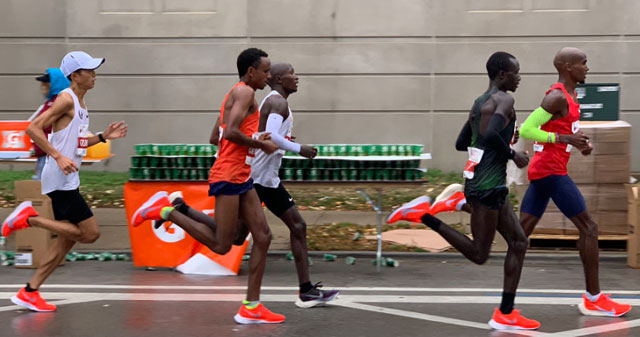 ナイキの厚底シューズを